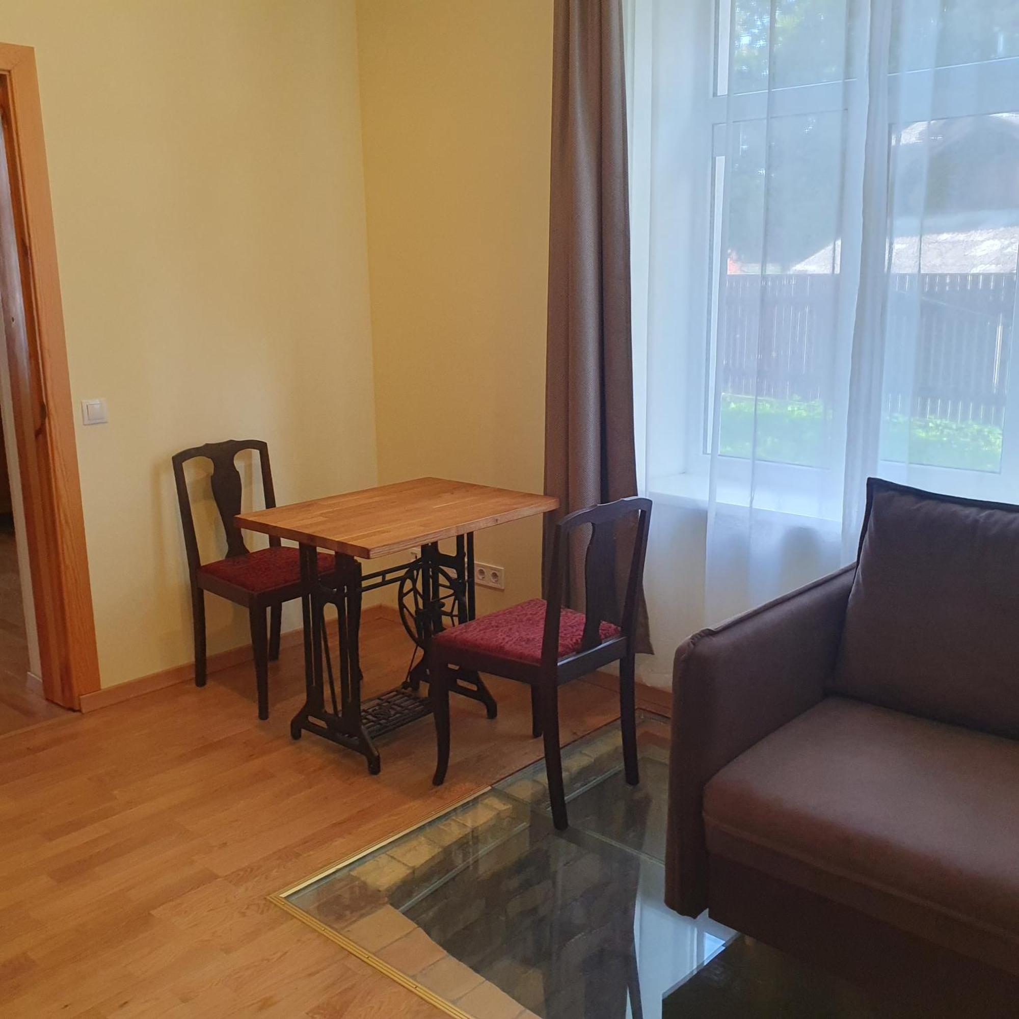 Apartment Hot Ernestines 7-2 Enjoy The Feel Of And History!